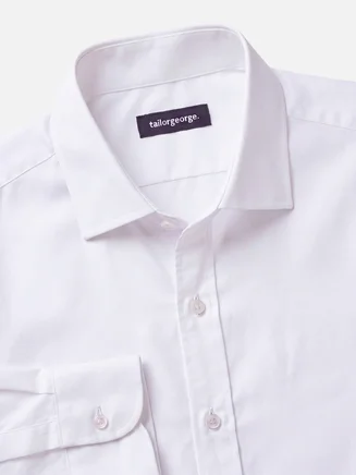 Camisa blanca lisa con detalles en punta, fácil de planchar