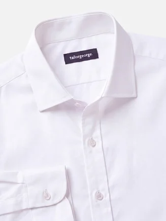 Camisa de sarga lisa de color blanco marfil de fácil planchado