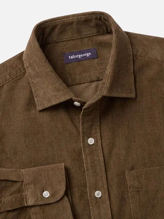 Camisa de pana gruesa de color marrón castaño